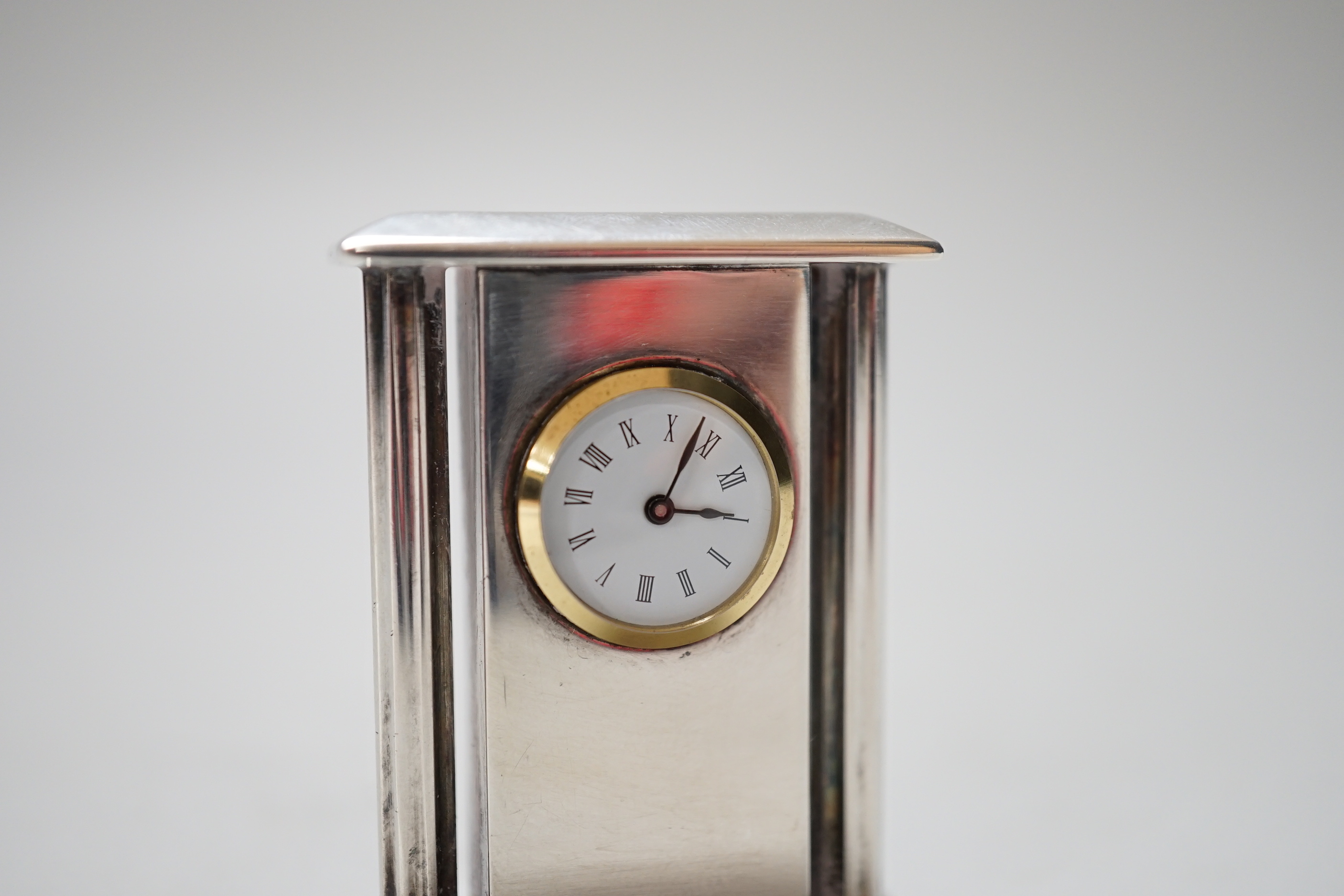 An Elizabeth II miniature silver timepiece, with quartz movement, London 1995, height 4.75cm